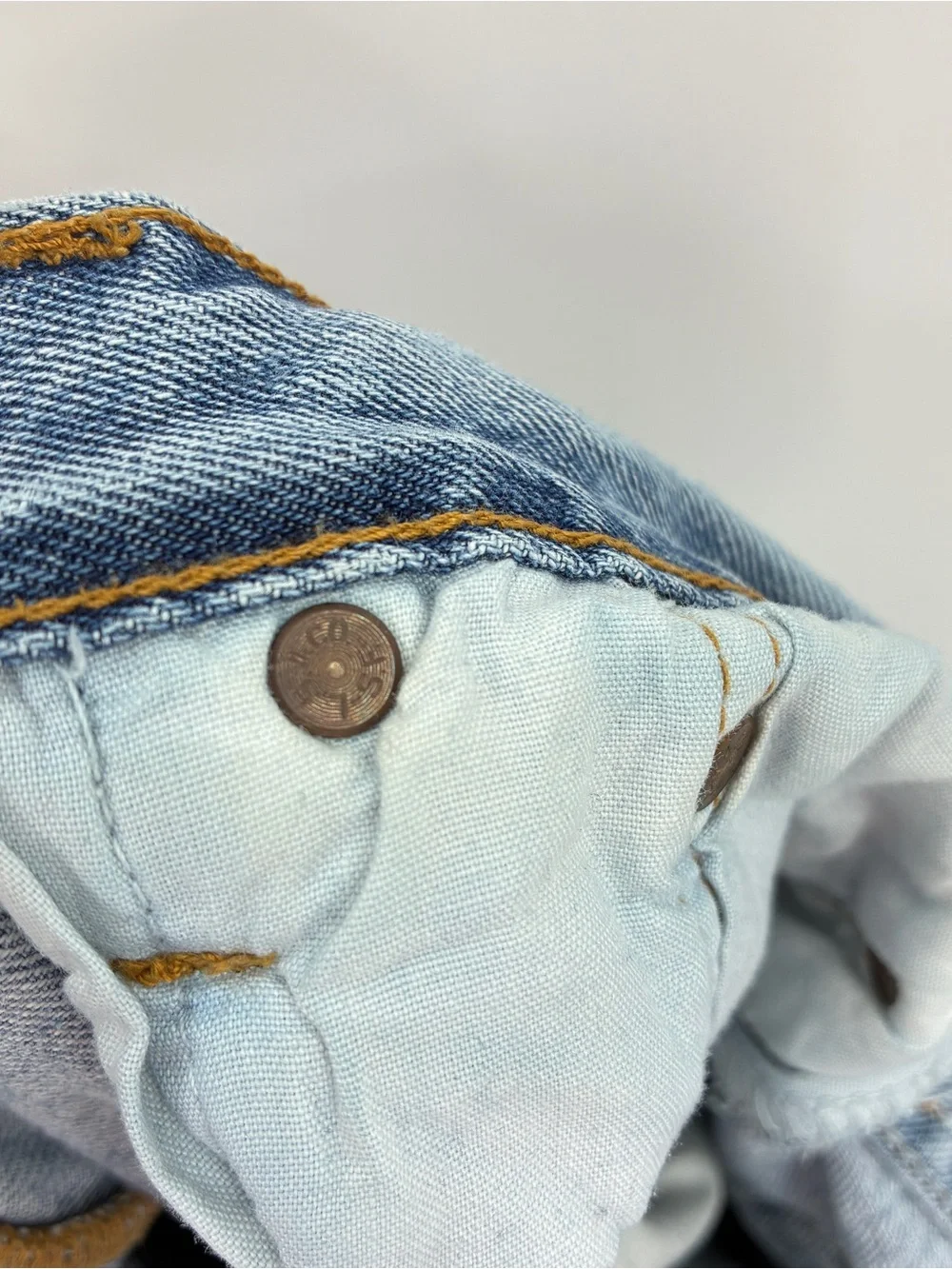 Levi’s Vintage 90s Men’s 501 Distressed Denim Jeans Button Fly Broken-In 35x29
